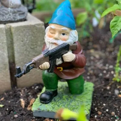 Nain de jardin armé