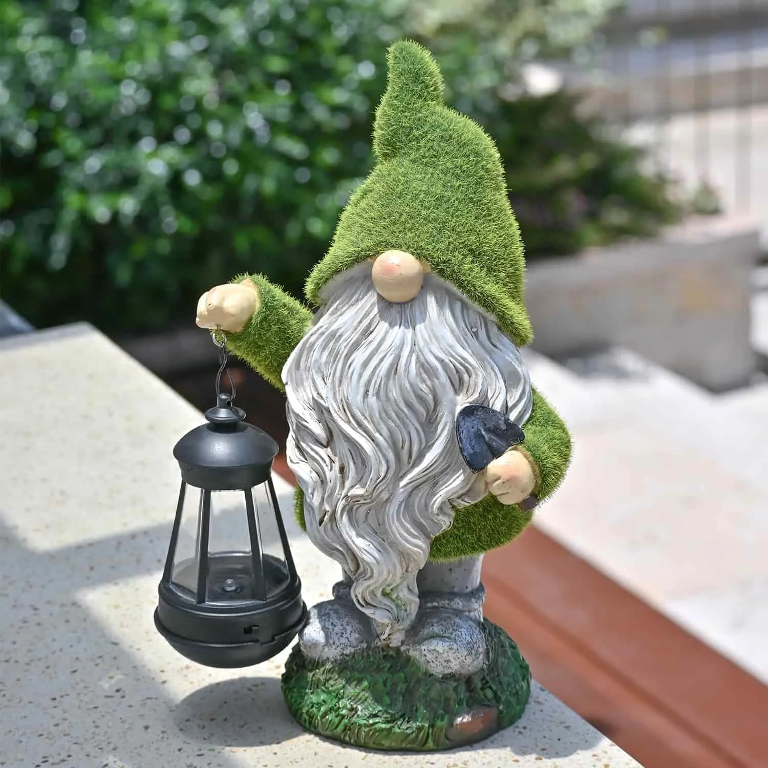 Nain de jardin avec lanterne